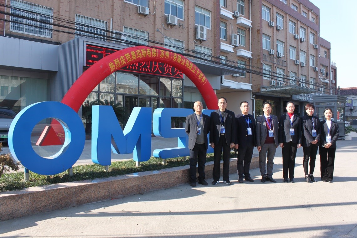 工作10年的开云·电子(中国)官方网站员工合影留念